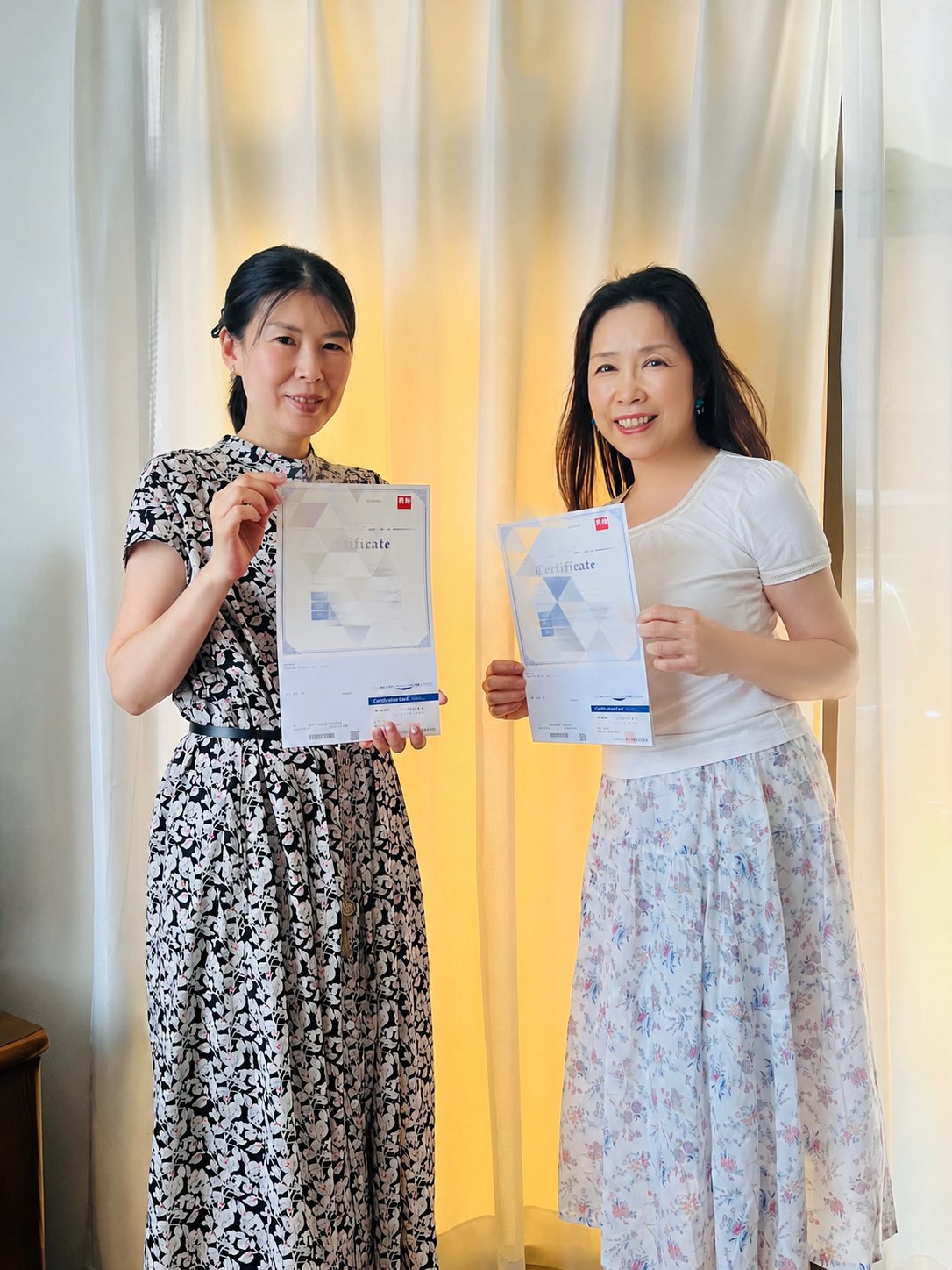 英検合格証書を手にした受講生と講師